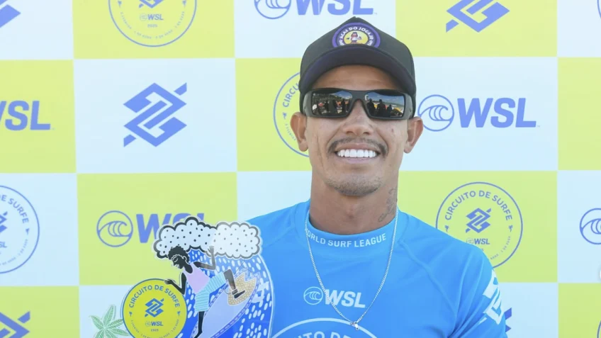 Matheus Cunha passa a patrocinar surfista Israel Júnior