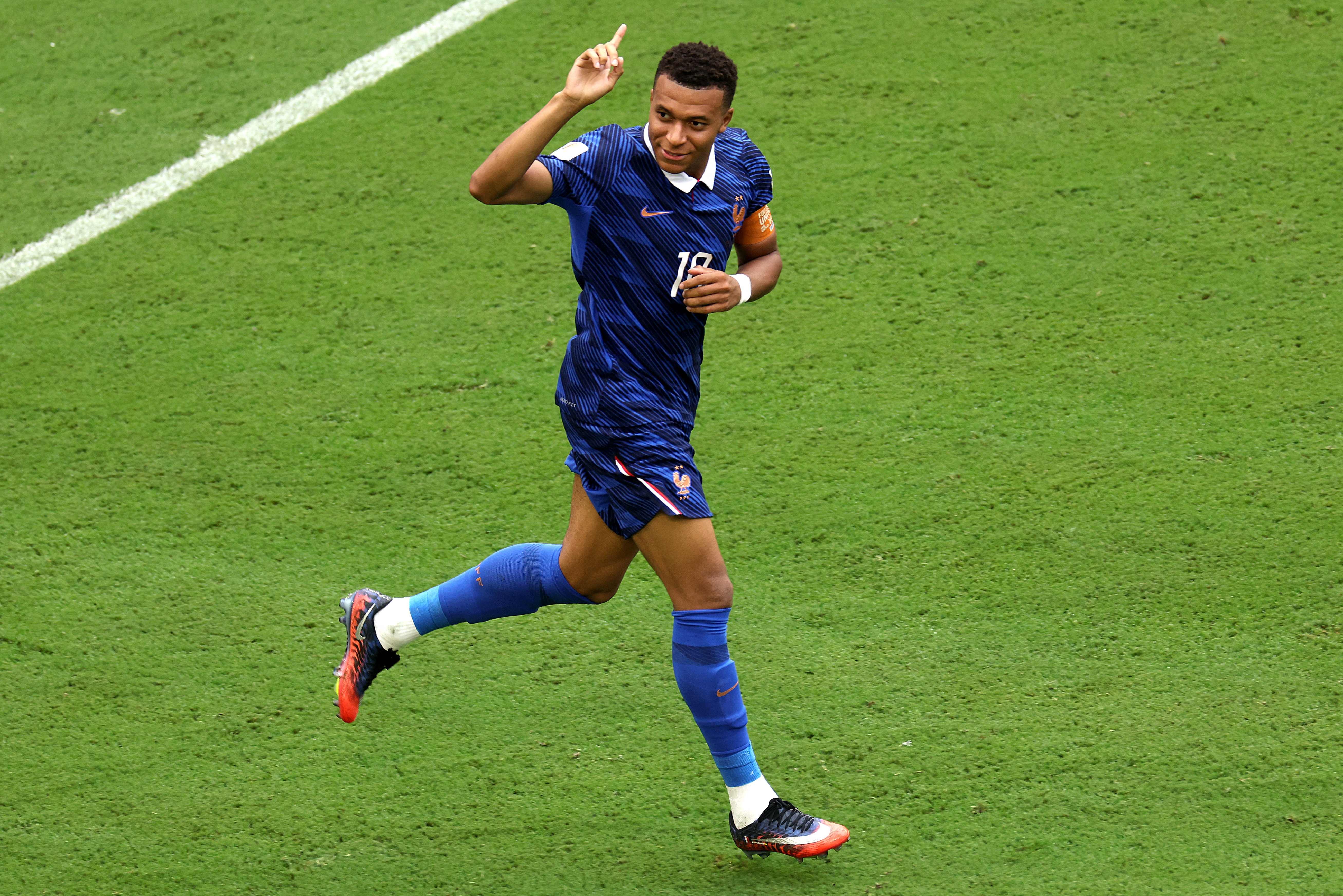 Mbappé marca duas vezes, supera Messi e assume sozinho a artilharia da Copa