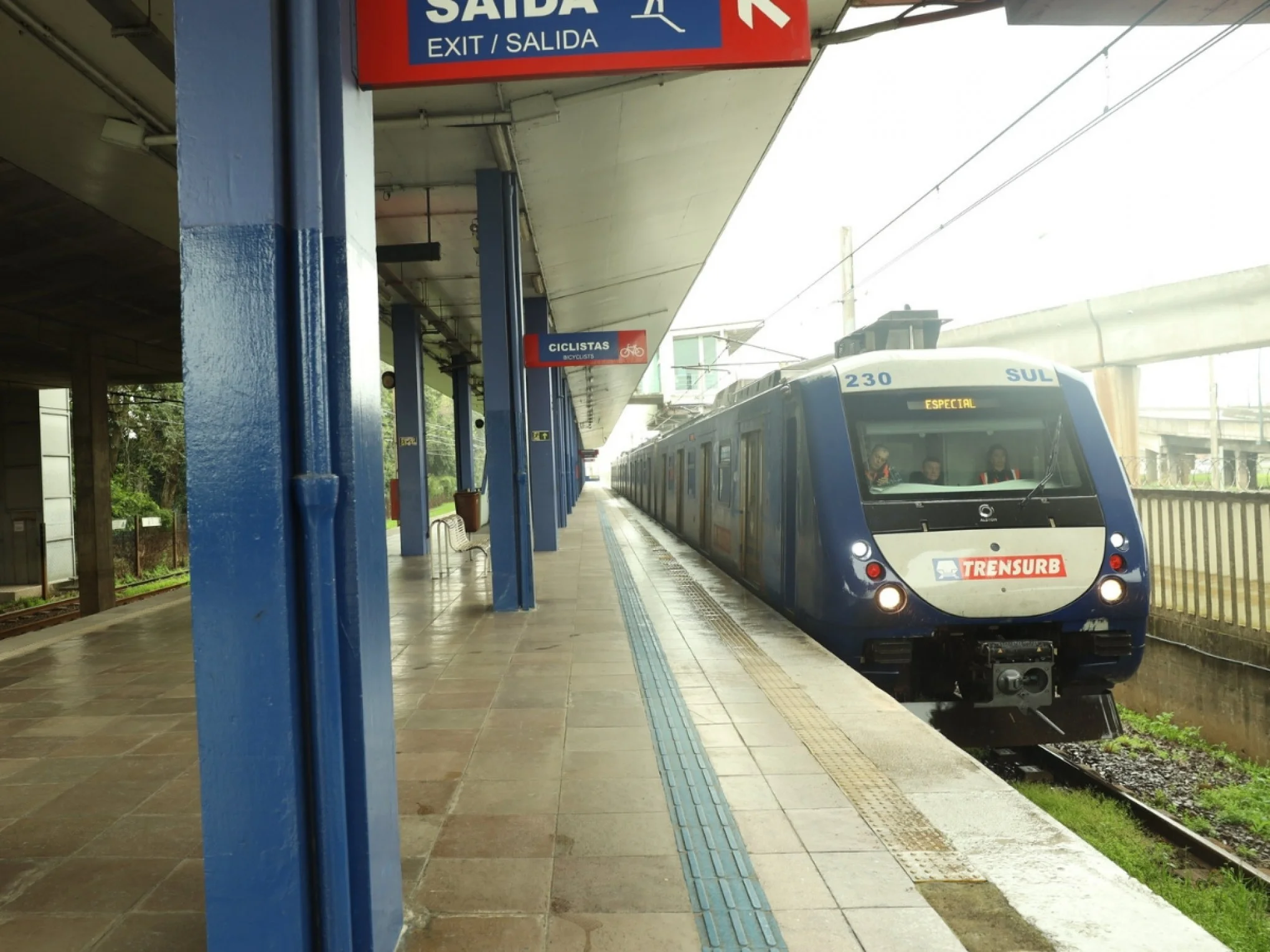 Passageiro cai nos trilhos do trem em estação da Trensurb abc+
