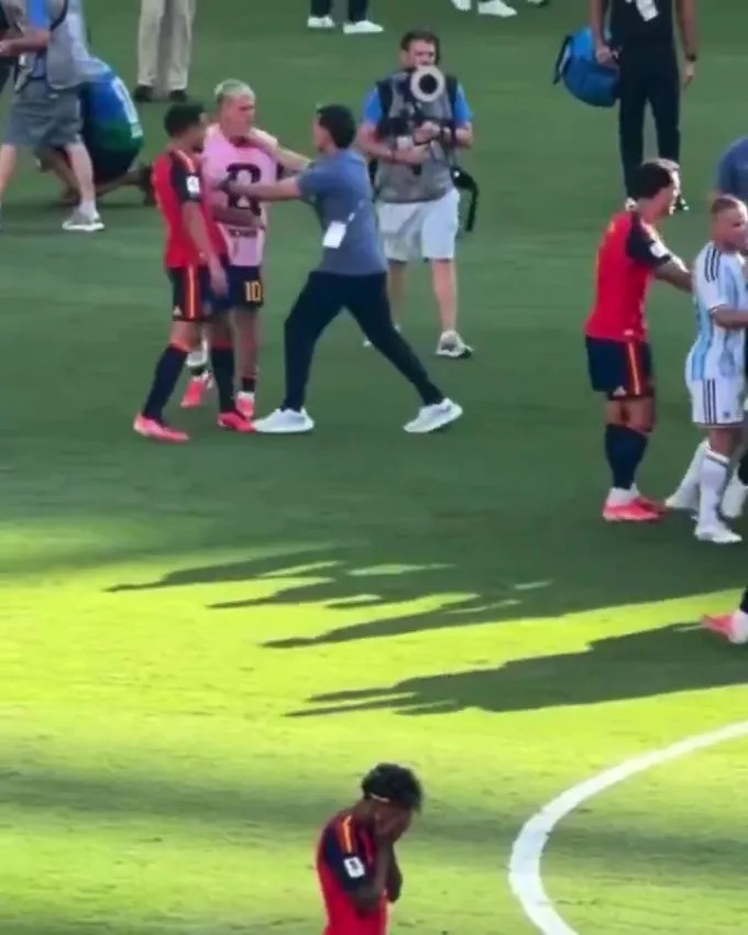 Auxiliar de Scaloni é acusado de dar soco no rosto de Dani Olmo após final da Copa vídeo