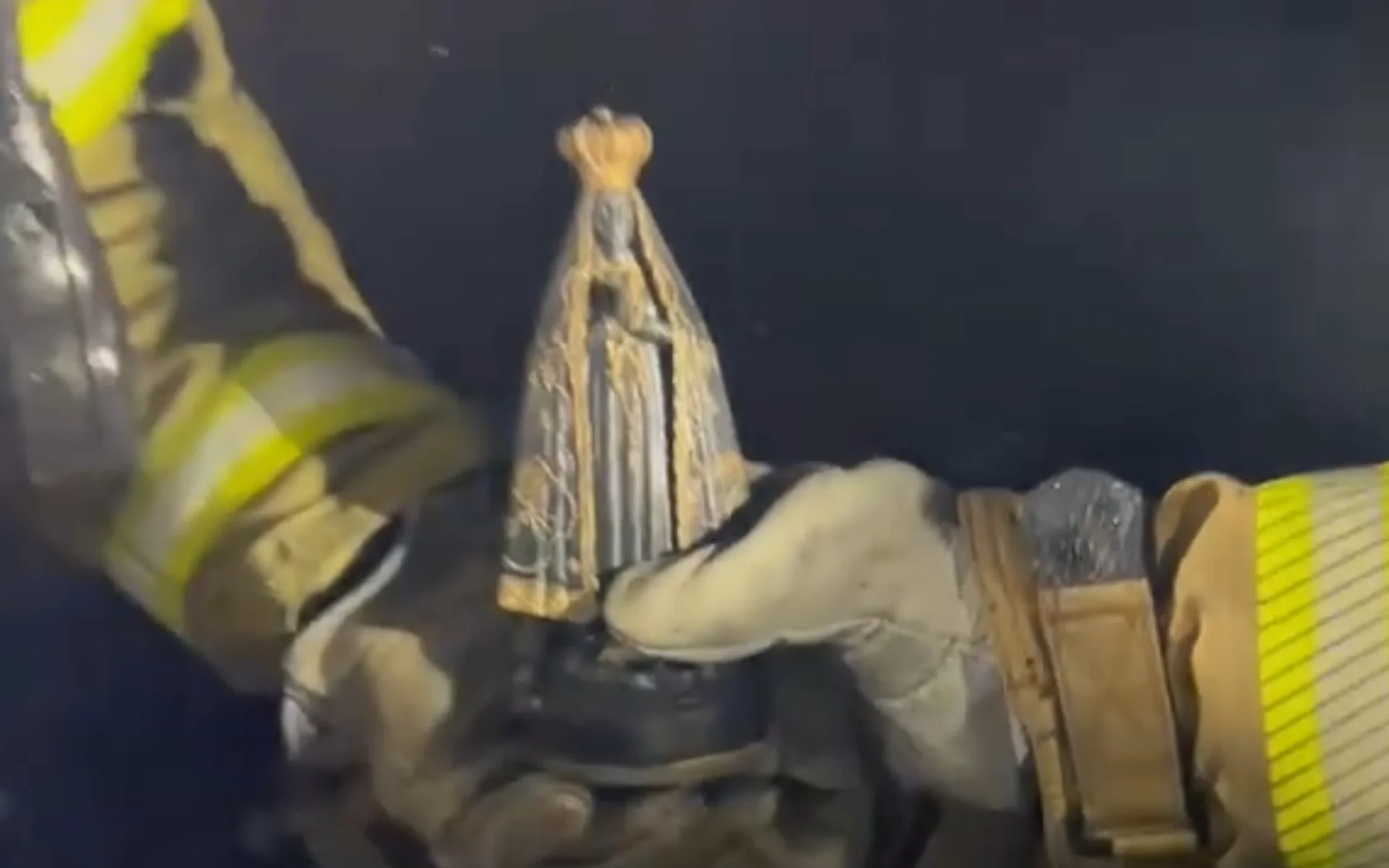 Imagem de Nossa Senhora Aparecida é encontrada intacta após incêndio destruir parte de casa no RS veja vídeo abc+