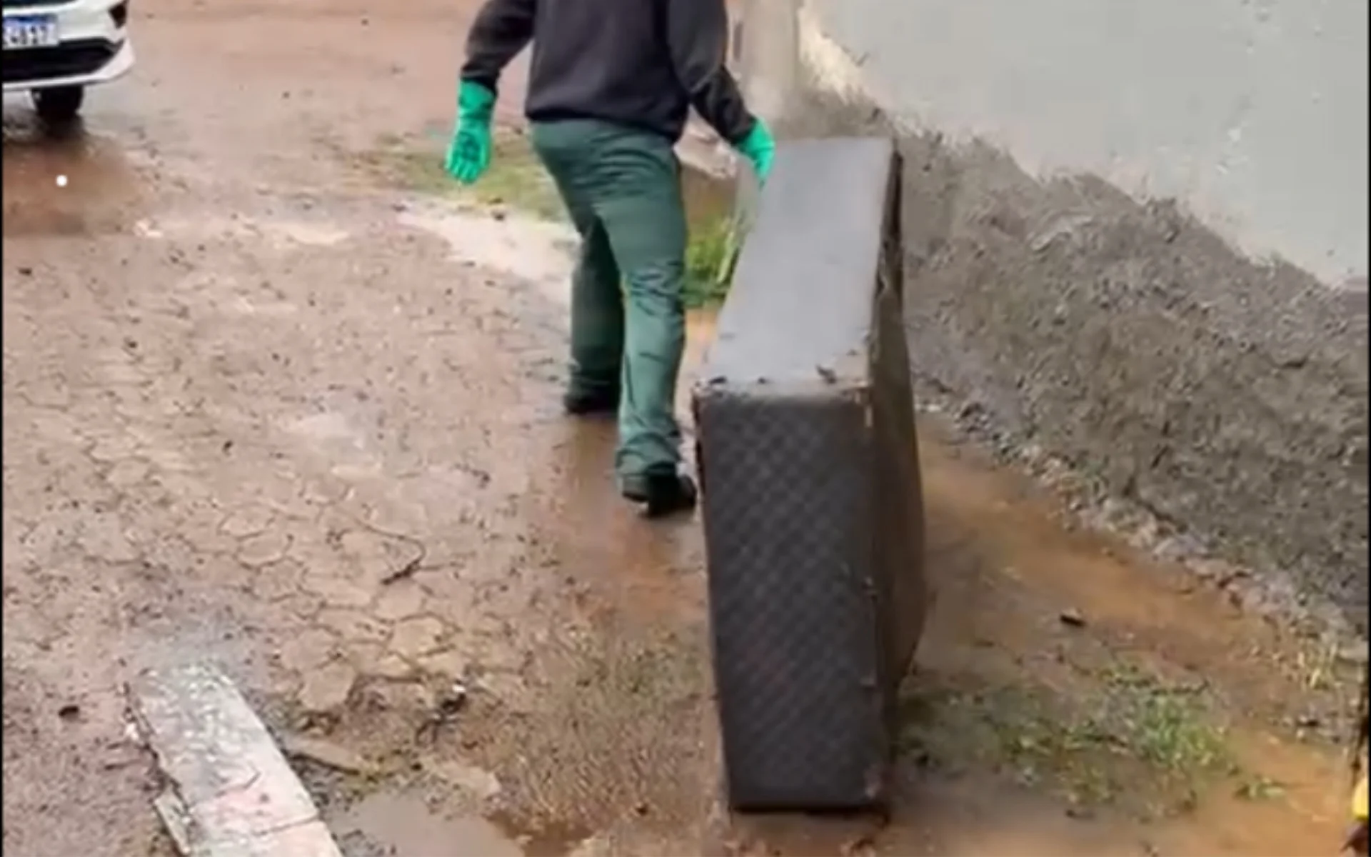 Sofá descartado irregularmente é retirado da Casa de Bombas do bairro Santo Afonso abc+
