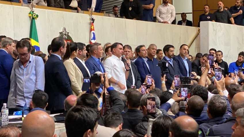 Flávio diz que governo Lula tem perseguido adversários políticos