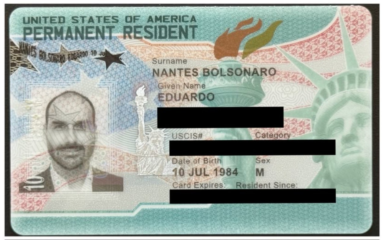 Rapidez na concessão de green card de Eduardo Bolsonaro contrasta com processo que pode levar anos nos EUA entenda