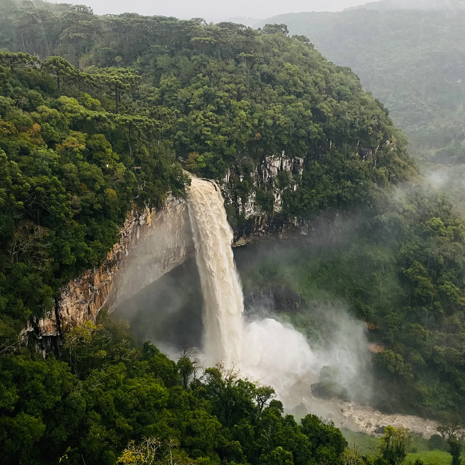 Imagens mostram forte vazão da Cascata do Caracol em Canela avenida entre cidades tem trechos alagados abc+