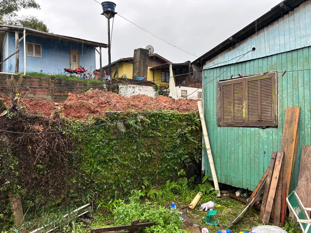 VÍDEO: Muro cai sobre residência em Taquara após deslizamento abc+
