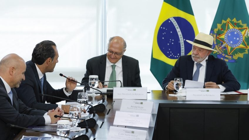 Em evento com Lula, CEO da Stellantis faz piada com bateria “asiática”