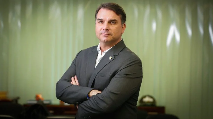 Ricardo Melo A Flávio Bolsonaro o que é de Flávio