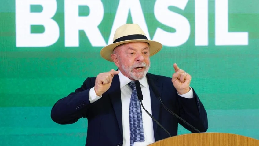 Governo Lula diz que EUA “manipulam” para sobretaxar Brasil