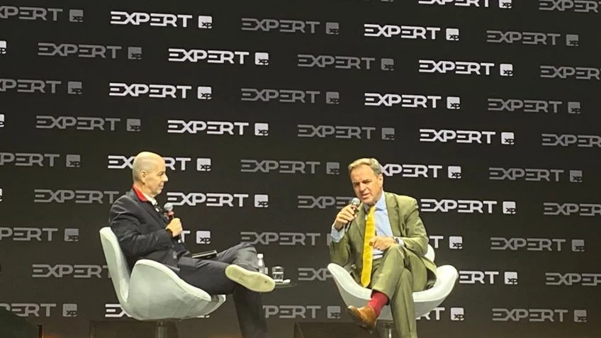 Empresas terão de escolher entre IA dos EUA ou da China, diz historiador