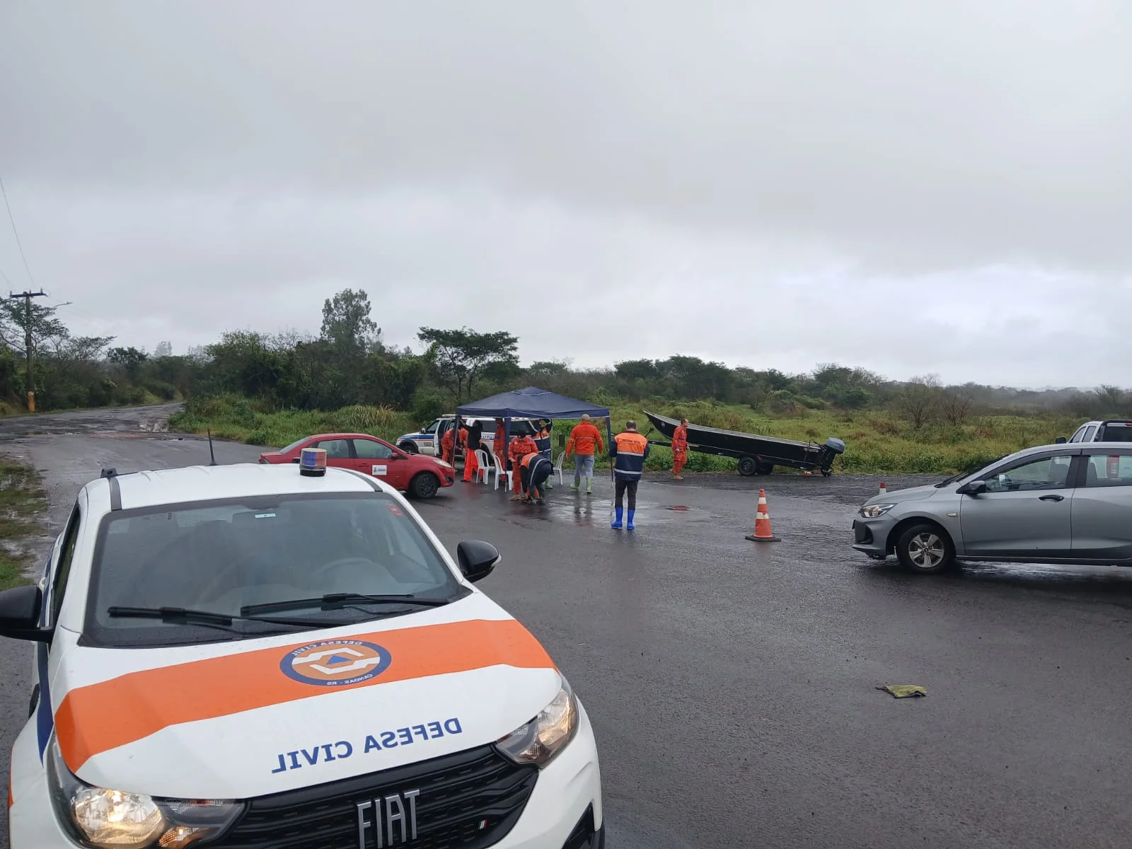 Curiosos não passam : Defesa Civil de Canoas fecha a Praia do Paquetá para reforçar apoio a moradores abc+