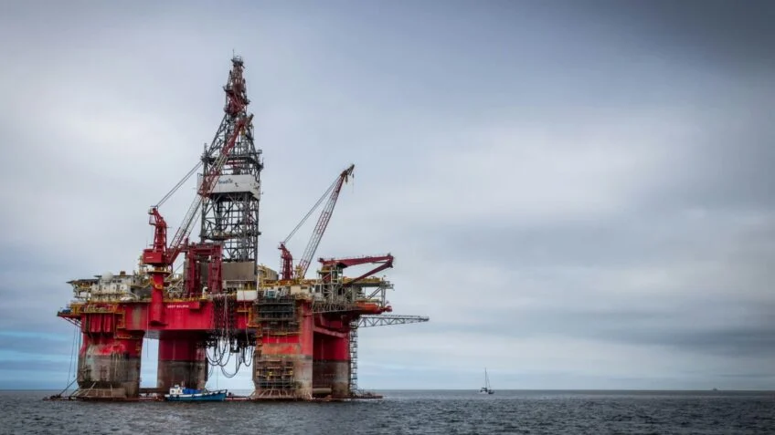 Brent volta a ficar abaixo de US$ 100
