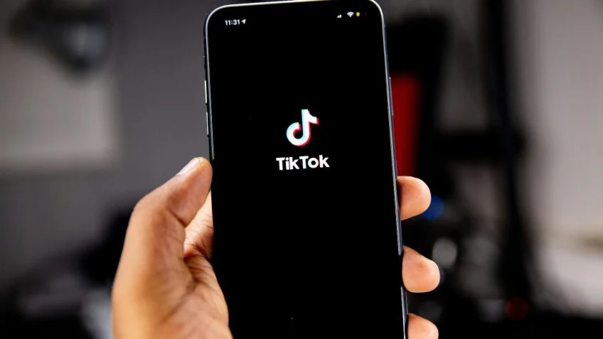 TikTok viola lei digital da UE, diz Comissão Europeia