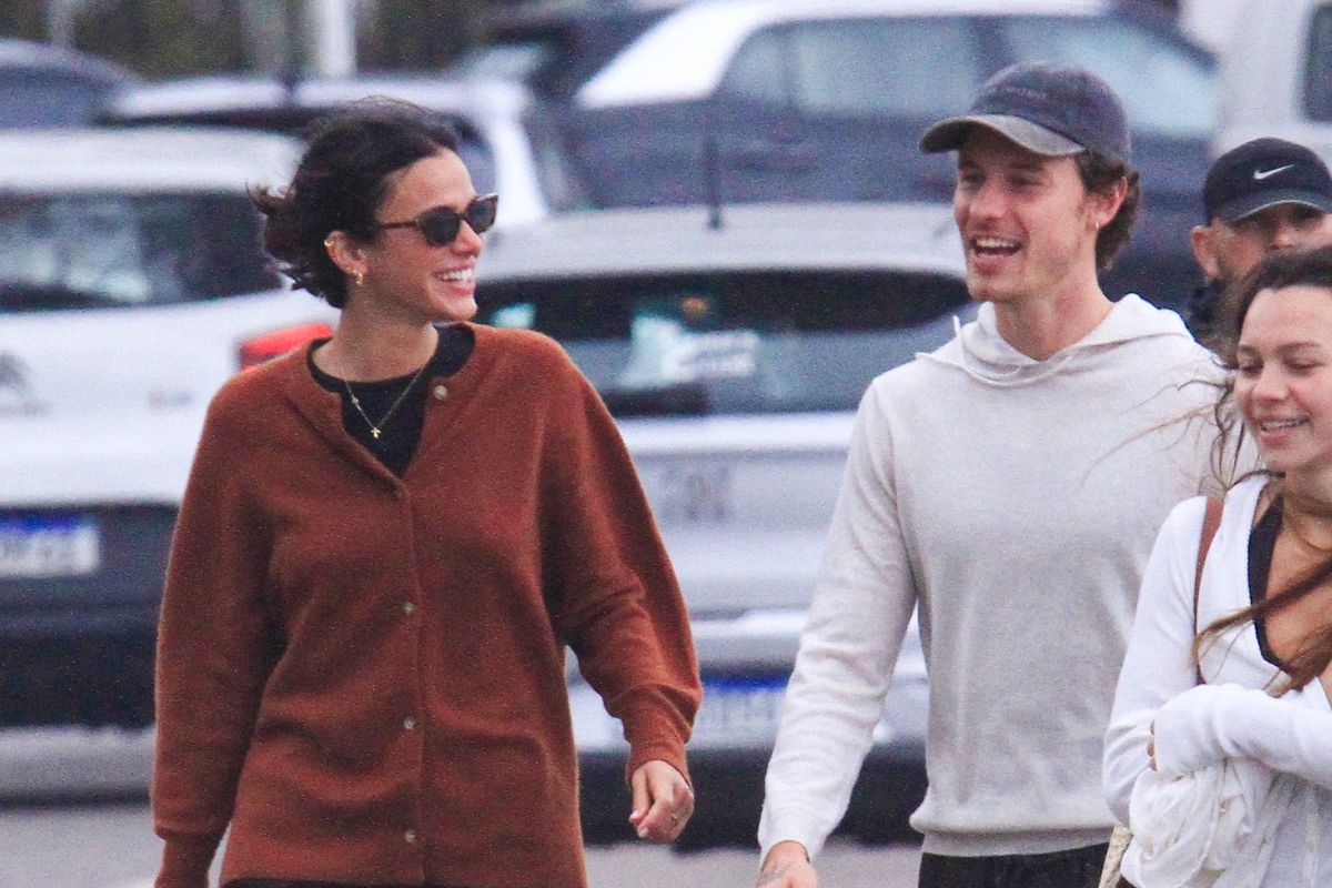 Bruna Marquezine e Shawn Mendes trocam beijos durante passeio