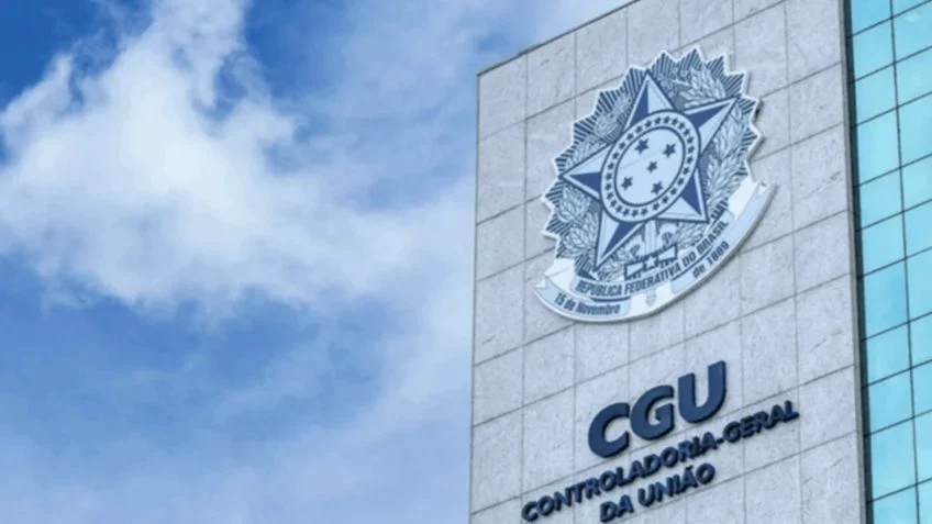 CGU suspende 8 funcionários por registro falso de vacina da covid-19