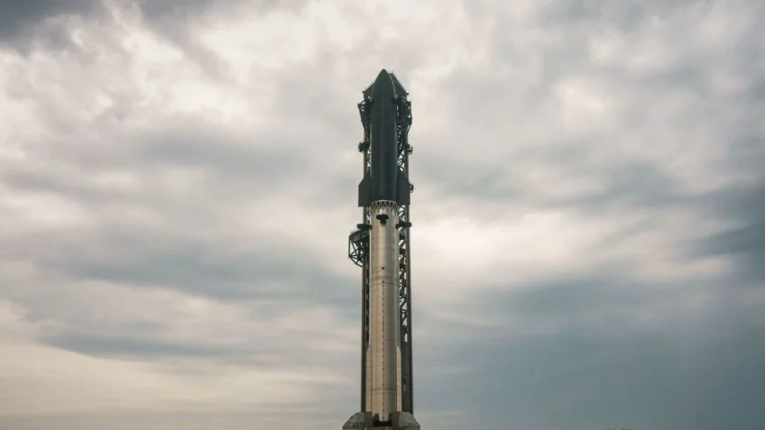 Starship lança 20 satélites e pousa intacta no Índico