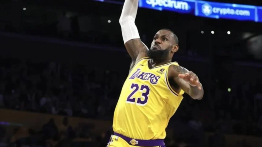 LeBron vai aos 76ers e aceita corte salarial de 93%