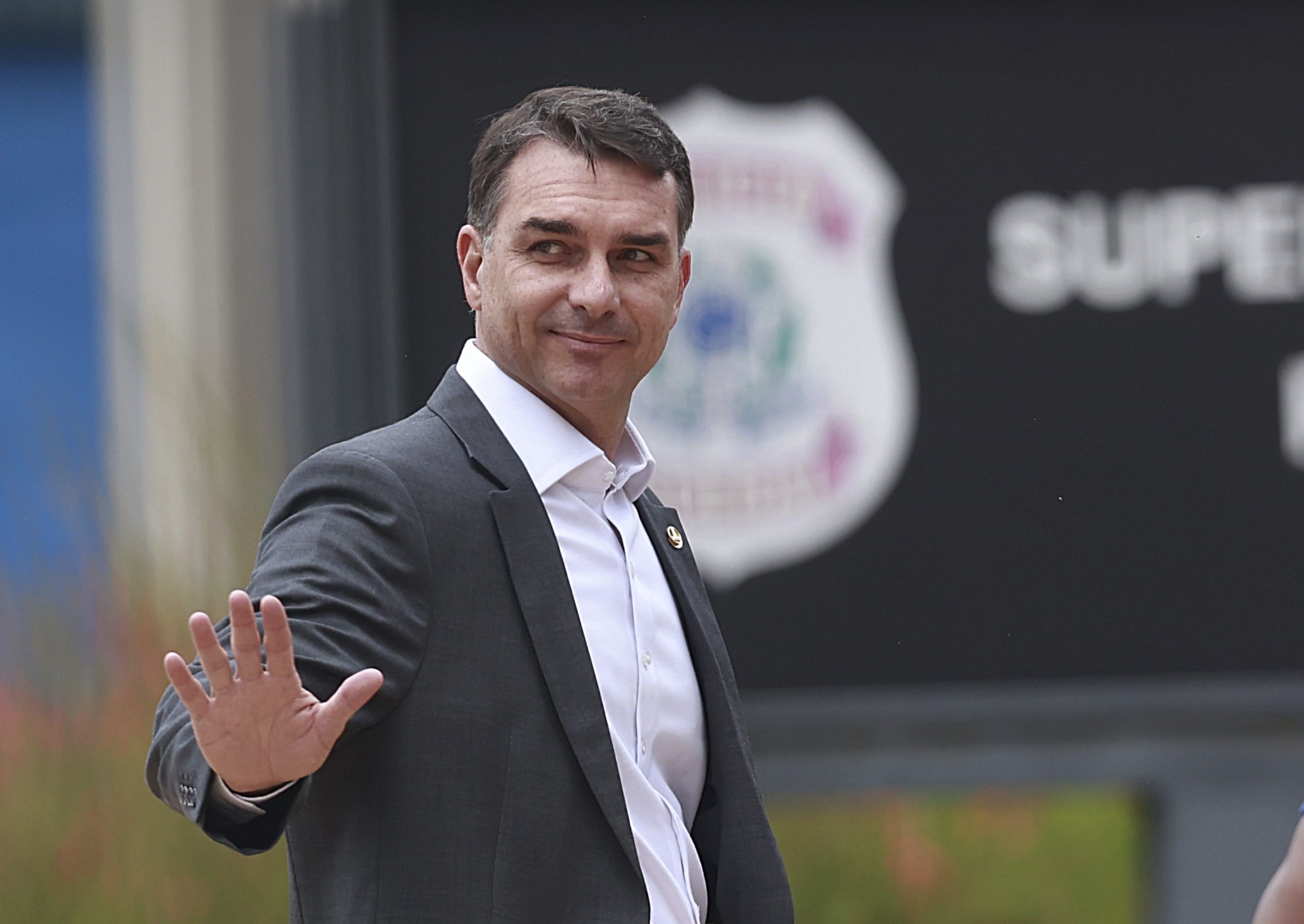 Ação que ameaça Flávio Bolsonaro segue travada no TSE