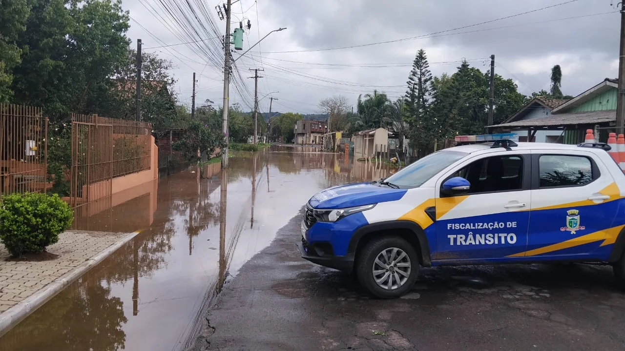 Ponte entre Taquara e Parobé é totalmente interditada após cheia do Rio Paranhana abc+