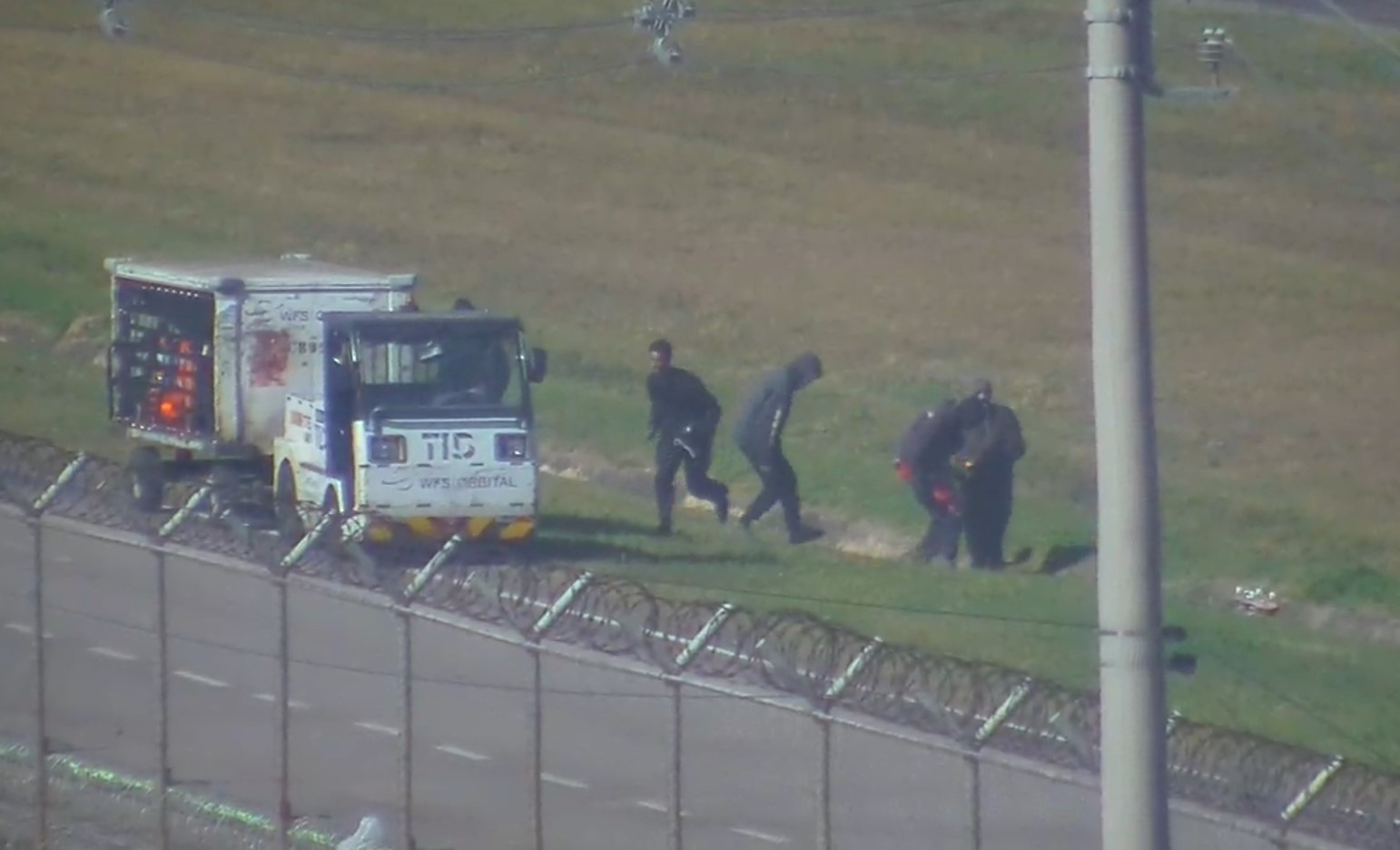 Vídeos mostram criminosos invadindo pista de aeroporto de SP para levar cocaína a avião com destino à Europa G1