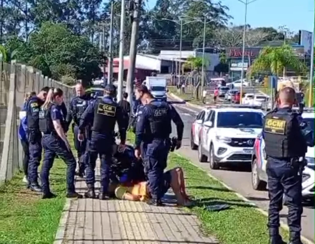 VÍDEO: Homem é baleado após atacar guardas municipais durante abordagem abc+