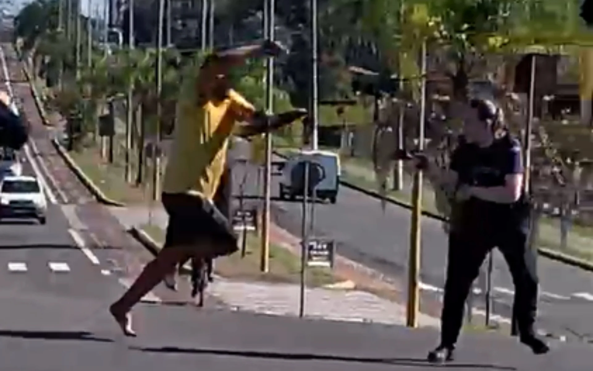 Imagens mostram o momento em que homem ataca guardas municipais e é baleado abc+