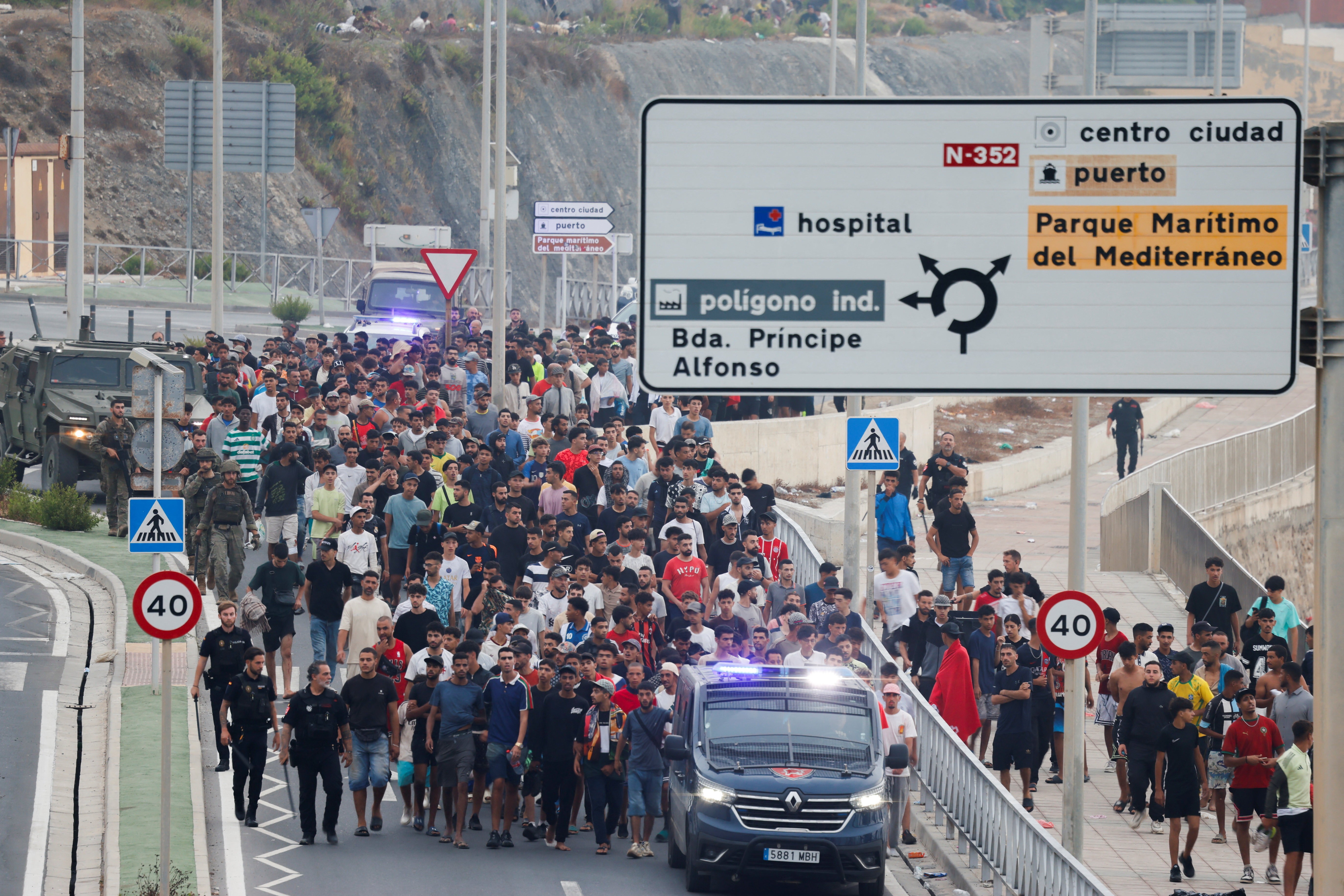 Espanha escolta imigrantes pra fora de Ceuta e instala barreira no mar G1