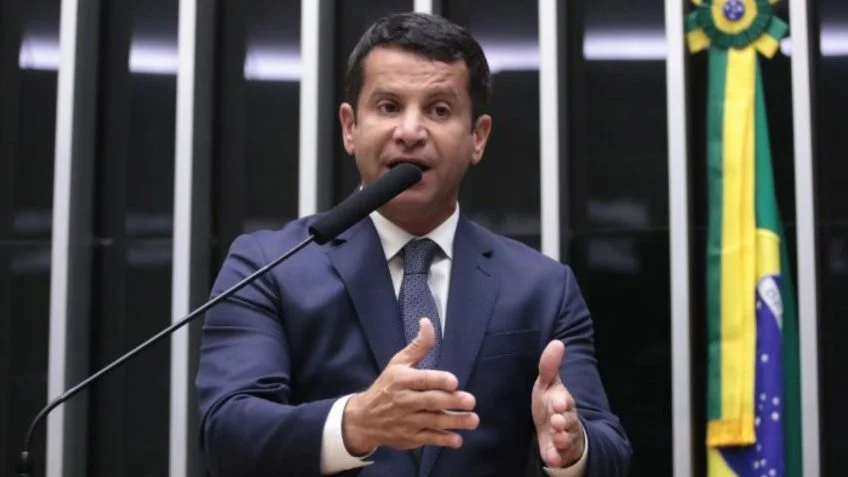 Projeto fixa idade máxima de 15 anos para táxis