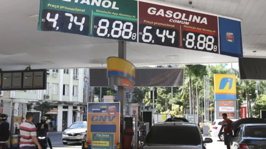 Gasolina com 32% de etanol passa a valer neste sábado