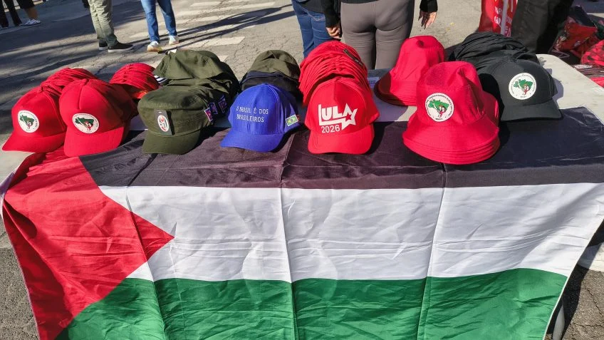 Ambulantes vendem bandeira palestina e quepe de Che antes de ato do PT
