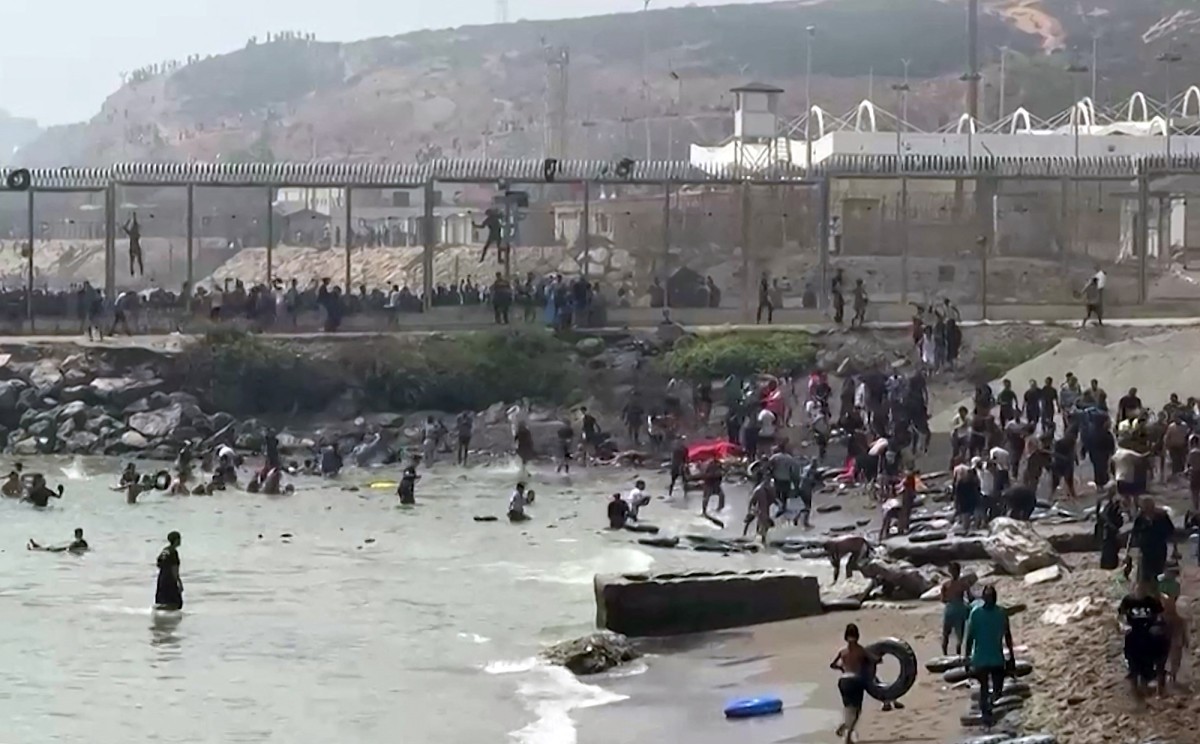 Espanha calcula 73,5 mil saídas de Ceuta cidade já recuperou 88 corpos do mar
