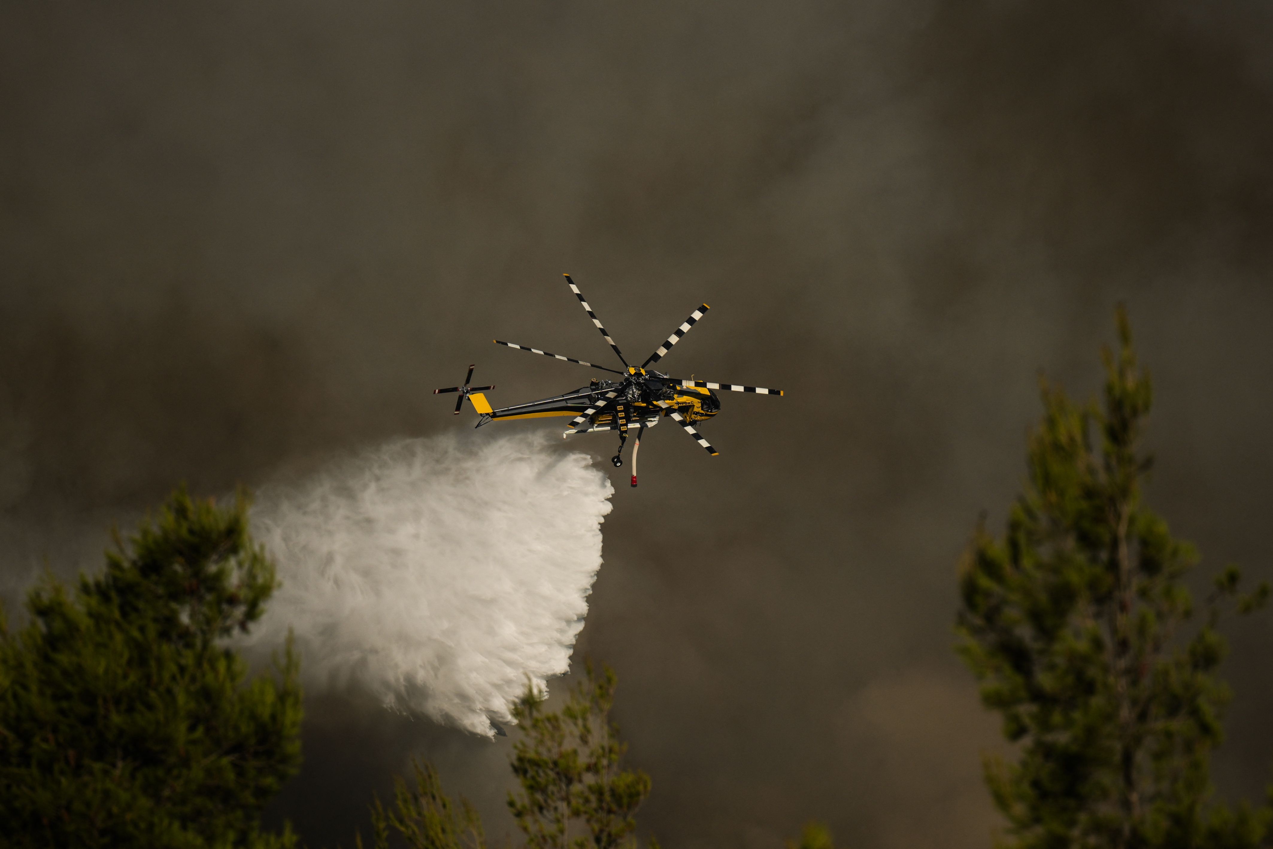 Vídeo: Helicópteros militares colidem no ar durante combate a incêndios florestais na Grécia