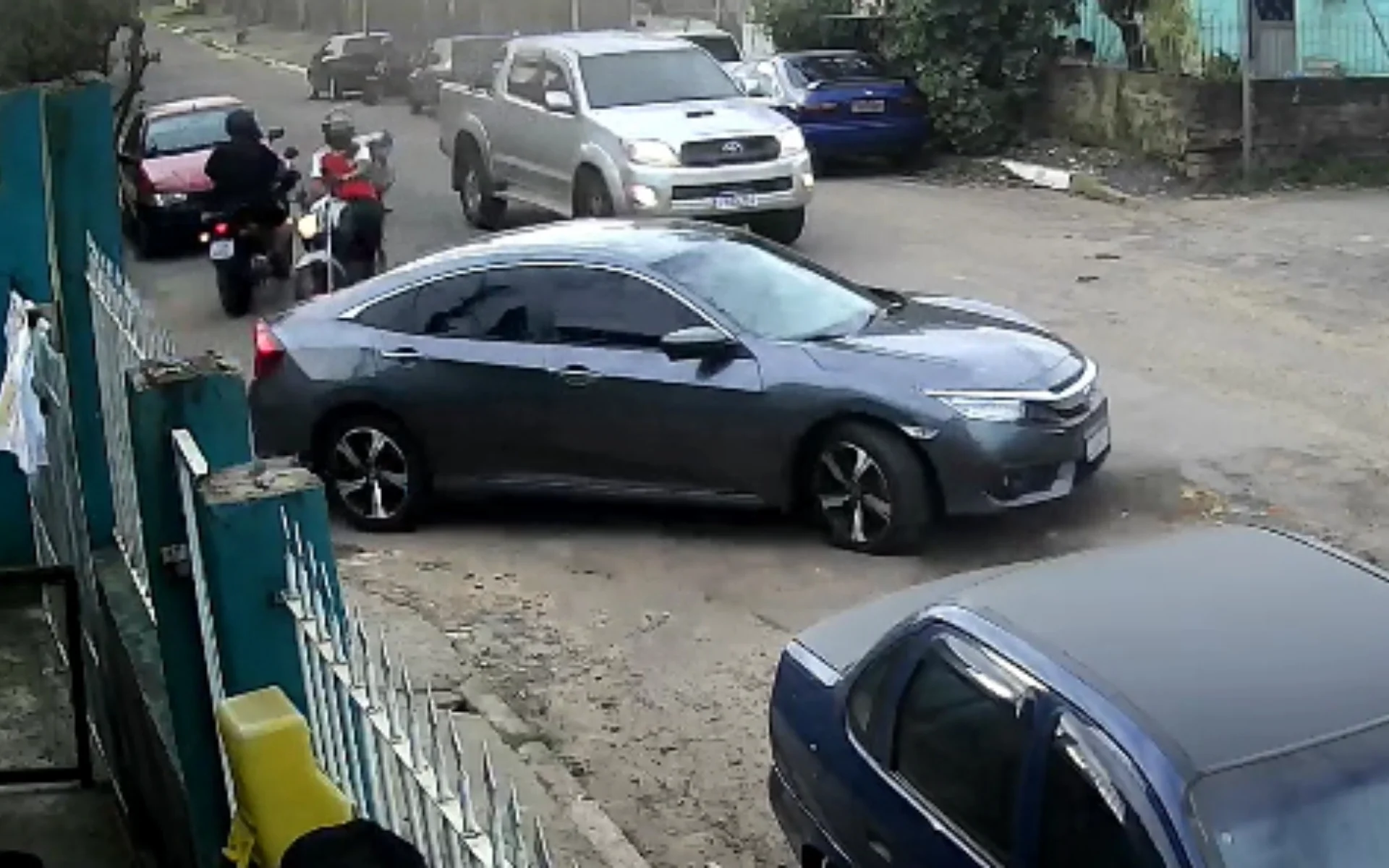 VÍDEO: Policiais disparam diversas vezes contra carro em fuga, mas suspeitos escapam em Novo Hamburgo abc+