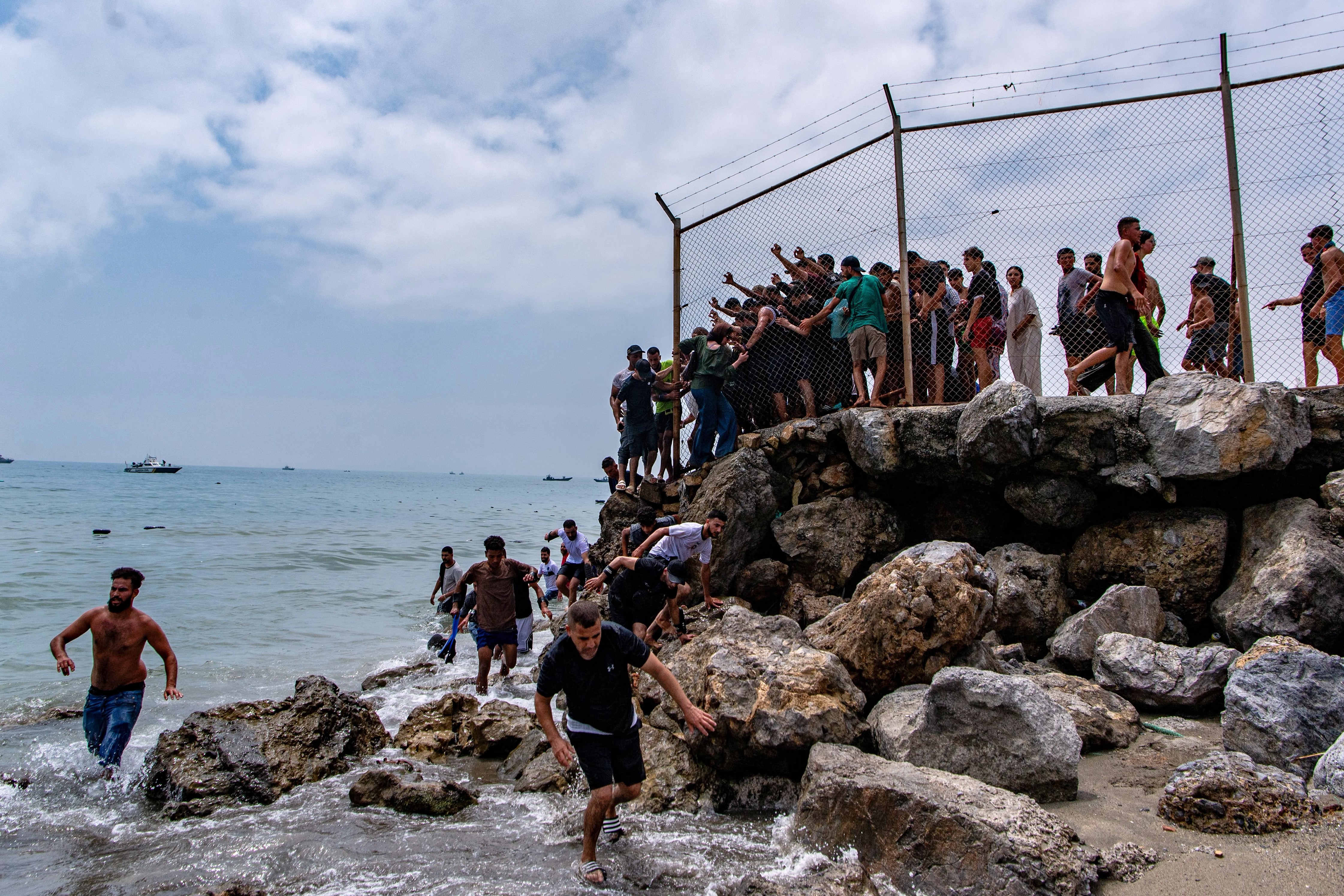 Êxodo a Ceuta desloca 100 mil e abre busca por desaparecidos G1