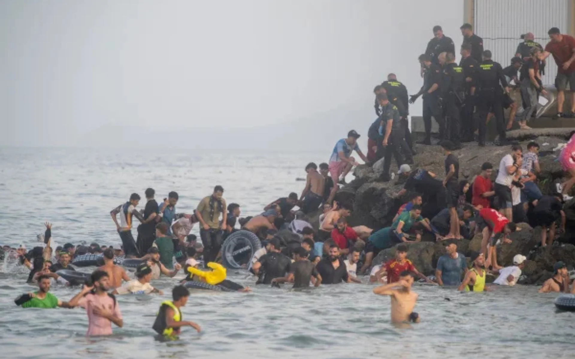 VÍDEO: Imigrantes que permanecem em Ceuta dormem em praia sob vigilância policial