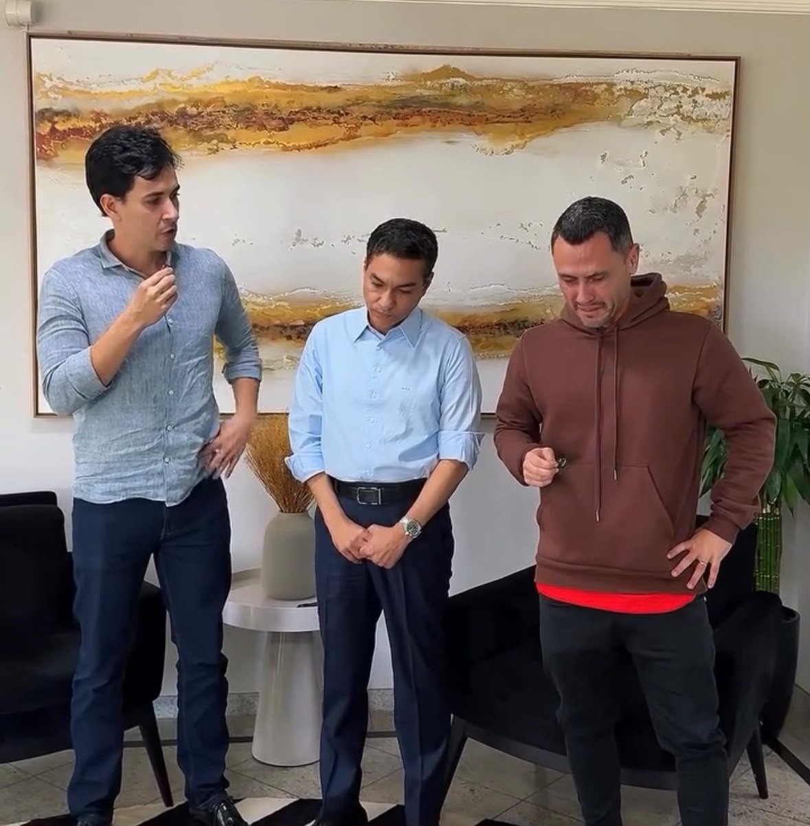 Cleitinho chora ao desistir de candidatura ao governo de Minas e amplia impasse de Flávio veja vídeo