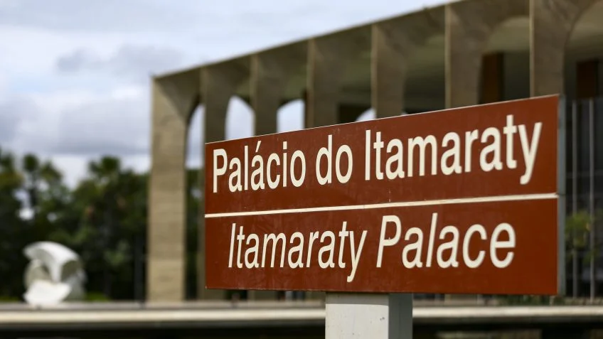 Falta de verba no Itamaraty afeta emissão de passaportes, diz sindicato