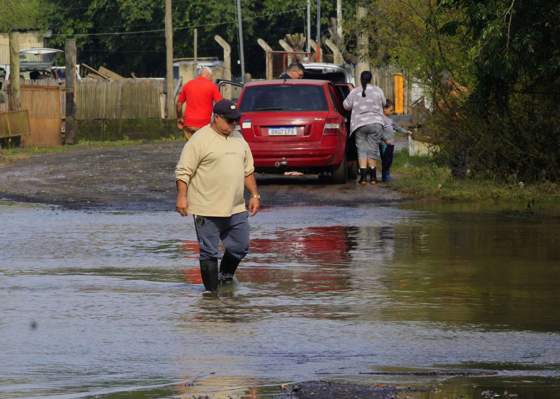 Rio dos Sinos recua e moradores da Praia do Paquetá aos poucos retomam a rotina em Canoas abc+