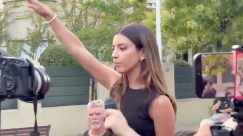 Ativista faz saudação nazista em protesto contra marroquinos em Madri