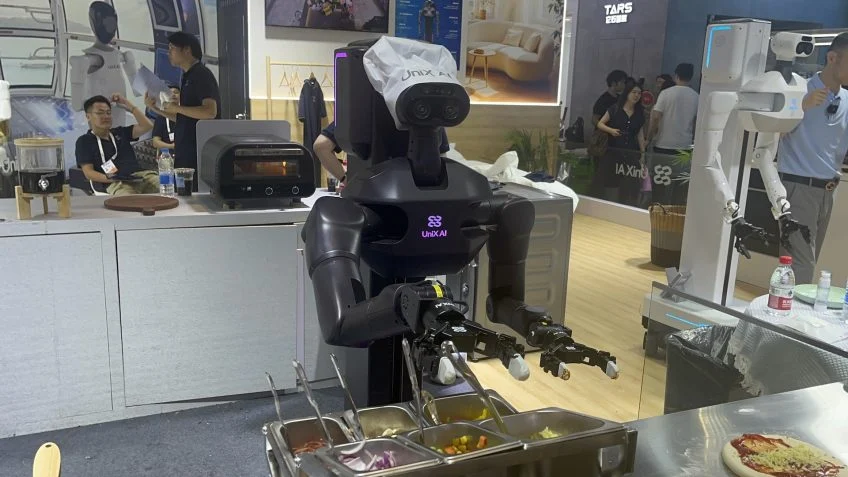 Robôs chineses evoluem e miram expansão no setor de serviços