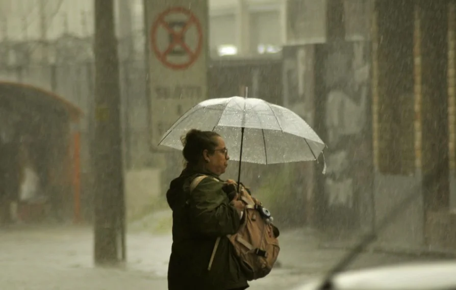 Frente fria e ar quente trazem tempestade com vento de 90 km/h e granizo veja quando abc+