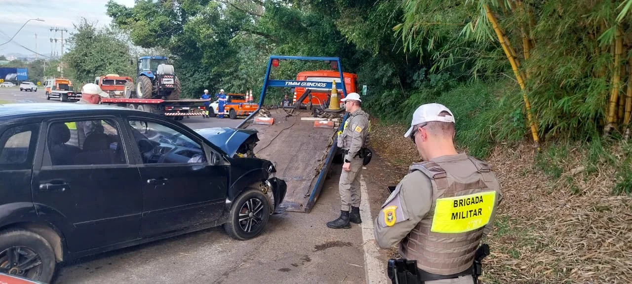 RS-240: Colisão entre carro e caminhão-guincho deixa 3 feridos no Vale do Sinos abc+