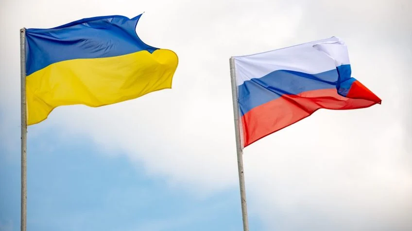 Drones ucranianos atacam armazéns na Rússia e deixam 5 mortos