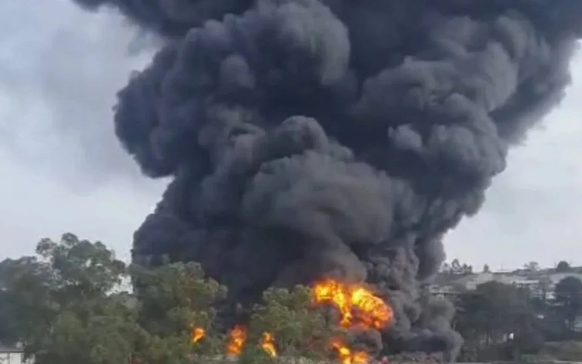 VÍDEO: Incêndio de grandes proporções atinge indústria abc+