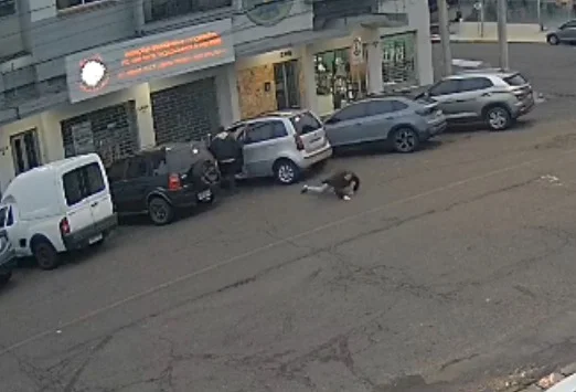 VÍDEO: Assaltante de mulheres sai do presídio, rouba dois carros e é recapturado em Novo Hamburgo abc+