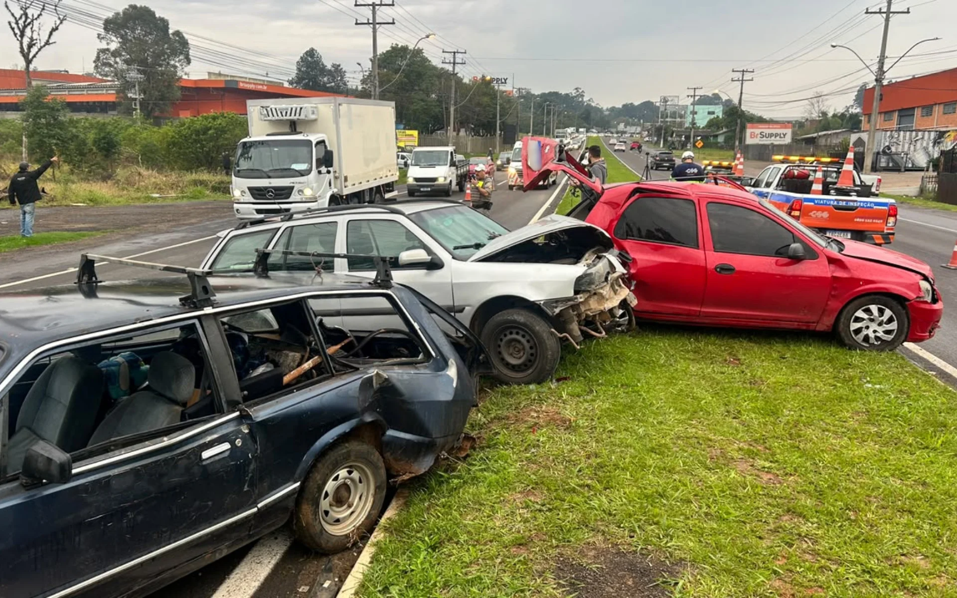 Acidente com cinco veículos deixa mulher ferida e causa congestionamento na RS-240 abc+