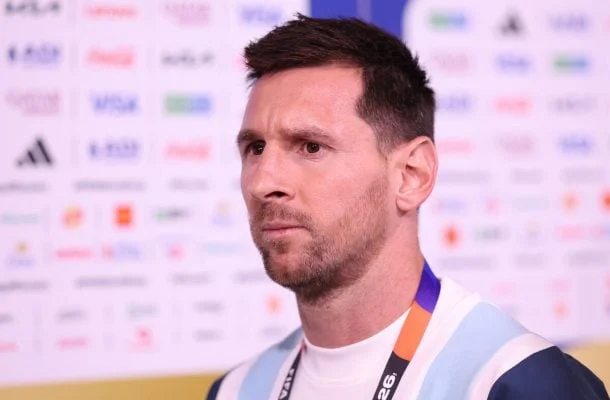 Messi ajuda em reconstrução de região destruída por incêndios e recebe homenagem abc+