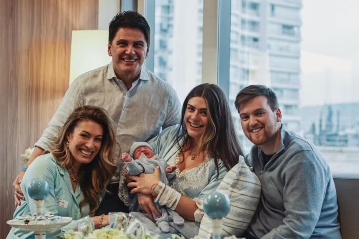 Elaine Mickely comemora chegada do primeiro neto, Arthur