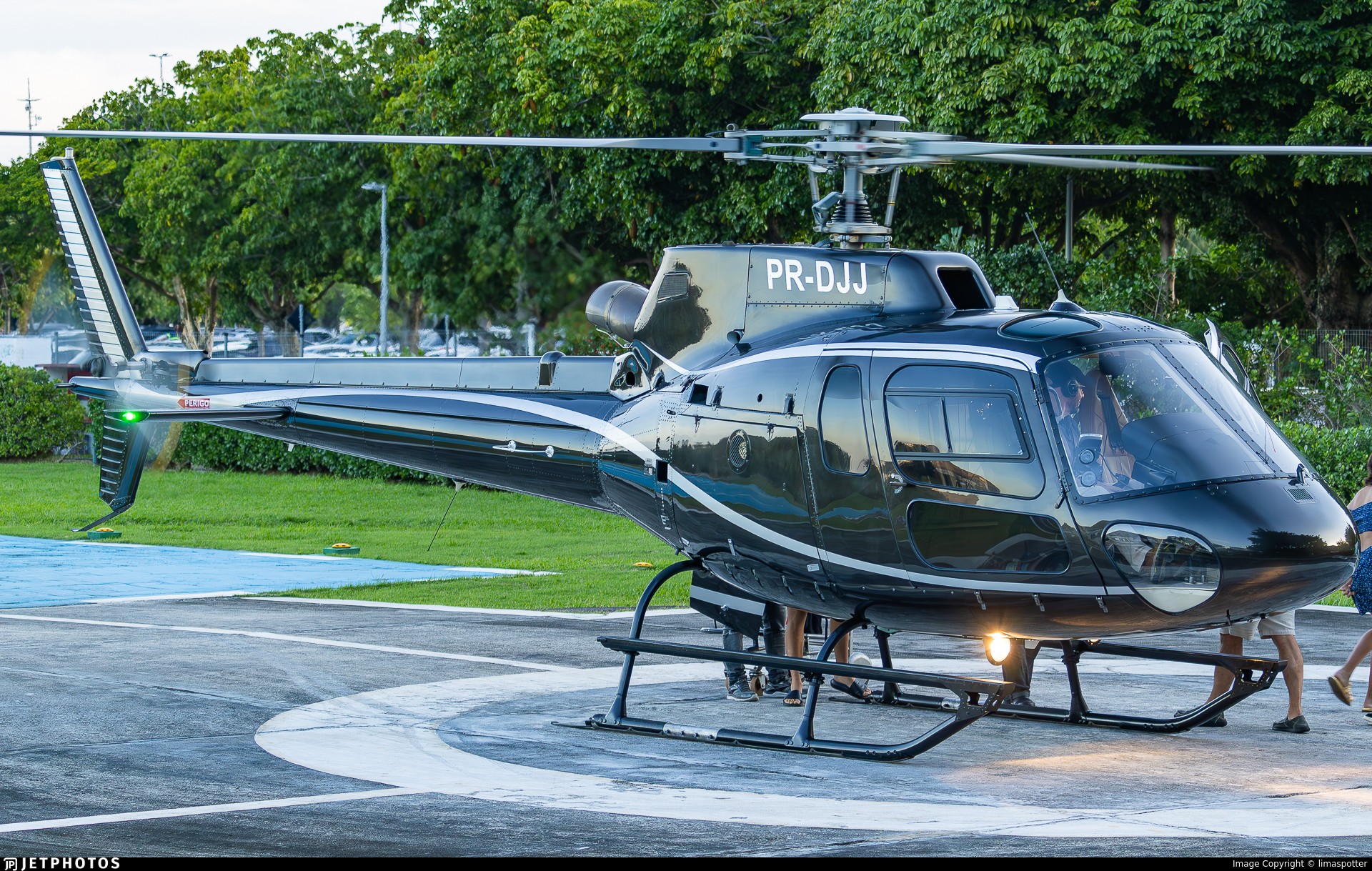 Helicóptero que explodiu após colisão no ar ia para Angra com cinco ocupantes; o outro levava só o piloto