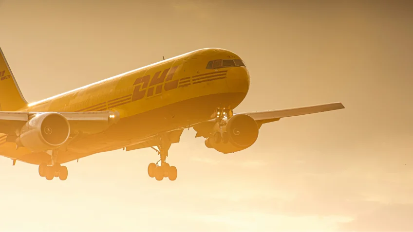 Avião da DHL colide com objeto e faz pouso de emergência na Alemanha